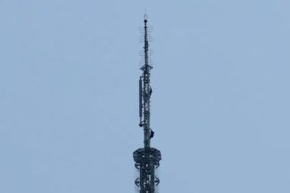 Un bărbat şi o femeie desfăşoară o banderolă în vârful Empire State Building înainte să fie arestaţi. ”Atunci când puterea iubirii va triumfa iubirea de putere, lumea va cunoaşte pacea”. VIDEO