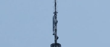 Un bărbat şi o femeie desfăşoară o banderolă în vârful Empire State Building înainte să fie arestaţi. ”Atunci când puterea iubirii va triumfa iubirea de putere, lumea va cunoaşte pacea”. VIDEO