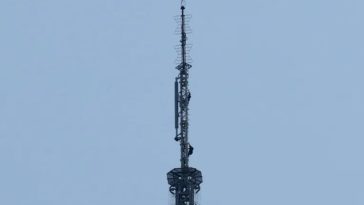 Un bărbat şi o femeie desfăşoară o banderolă în vârful Empire State Building înainte să fie arestaţi. ”Atunci când puterea iubirii va triumfa iubirea de putere, lumea va cunoaşte pacea”. VIDEO