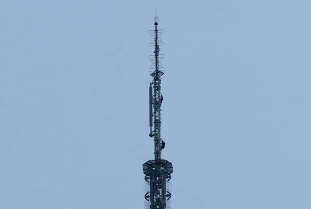 Un bărbat şi o femeie desfăşoară o banderolă în vârful Empire State Building înainte să fie arestaţi. ”Atunci când puterea iubirii va triumfa iubirea de putere, lumea va cunoaşte pacea”. VIDEO