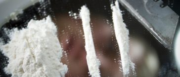 Braşov: Un bărbat şi o femeie, arestaţi preventiv pentru trafic de droguri de mare risc/ Cei doi sunt acuzaţi că le-au vândut stupefiante unor tineri care au ajuns la spital în urma consumului acestor substanţe interzise