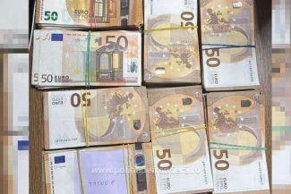 Braşov: Doi bărbaţi, anchetaţi pentru înşelăciune în domeniul imobiliar, plasaţi sub control judiciar. Procurorii au ridicat 1,5 milioane de euro în urma unor percheziţii