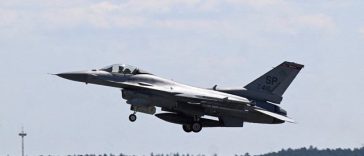 Un avion de vânătoare ucrainean de tip F-16 ar fi doborât, pentru prima dată, un avion de vânătoare rus într-un duel aerian
