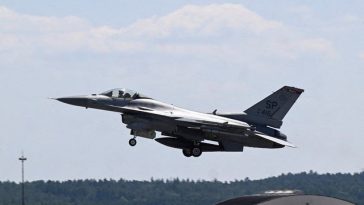 Un avion de vânătoare ucrainean de tip F-16 ar fi doborât, pentru prima dată, un avion de vânătoare rus într-un duel aerian