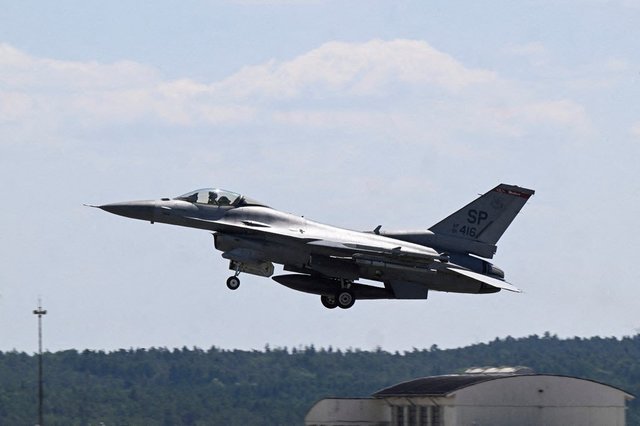 Un avion de vânătoare ucrainean de tip F-16 ar fi doborât, pentru prima dată, un avion de vânătoare rus într-un duel aerian