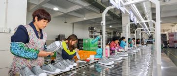 Cel puţin 28 de morţi în incendiul de la o fabrică de încălţăminte din „Capitala pantofilor”, în sud-estul Chinei. Flăcările au blocat muncitorii pe acoperiş. Conducerea companiei a fost reţinută, iar conturile au fost îngheţate