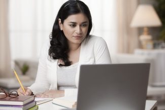 Endometrioza împinge tot mai multe femei să renunţe la locul de muncă, pe fondul diagnosticării întârziate şi al lipsei de sprijin
