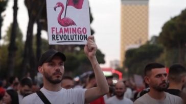 Familia lui Trump provoacă haos în Albania – Mii de manifestanţi la Tirana se opun proiectului unui complex hotelier de lux legat de fiica preşedintelui american şi de soţul acesteia/ VIDEO