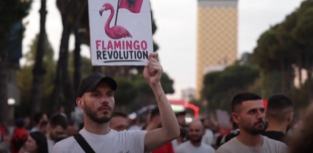 Familia lui Trump provoacă haos în Albania – Mii de manifestanţi la Tirana se opun proiectului unui complex hotelier de lux legat de fiica preşedintelui american şi de soţul acesteia/ VIDEO