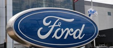 Companiile care au concediat angajaţi invocând inteligenţa artificială încep să îi reangajeze; Ford este unul dintre exemple