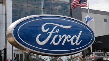 Companiile care au concediat angajaţi invocând inteligenţa artificială încep să îi reangajeze; Ford este unul dintre exemple