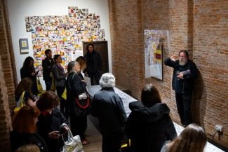 Expoziţia artiştilor Lia şi Dan Perjovschi, „DRAFT pentru o retrospectivă comună”, rămâne deschisă la ARCUB până la 30 august