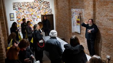 Expoziţia artiştilor Lia şi Dan Perjovschi, „DRAFT pentru o retrospectivă comună”, rămâne deschisă la ARCUB până la 30 august
