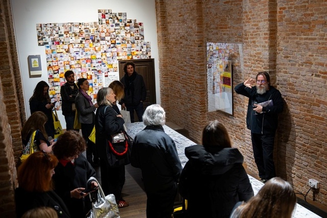Expoziţia artiştilor Lia şi Dan Perjovschi, „DRAFT pentru o retrospectivă comună”, rămâne deschisă la ARCUB până la 30 august