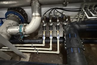 Echipele Veolia au finalizat lucrările pentru reabilitarea şi modernizarea Staţiei de Tratare a Apei din Curtea de Argeş, pe fondul crizei apei potabile/ Apa din reţea conţinea o bacterie periculoasă – FOTO