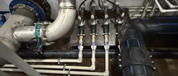 Echipele Veolia au finalizat lucrările pentru reabilitarea şi modernizarea Staţiei de Tratare a Apei din Curtea de Argeş, pe fondul crizei apei potabile/ Apa din reţea conţinea o bacterie periculoasă – FOTO