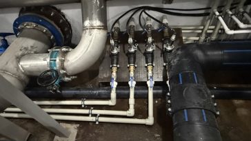 Echipele Veolia au finalizat lucrările pentru reabilitarea şi modernizarea Staţiei de Tratare a Apei din Curtea de Argeş, pe fondul crizei apei potabile/ Apa din reţea conţinea o bacterie periculoasă – FOTO