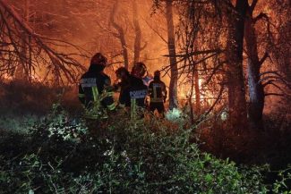 Prima misiune a pompierilor români în sprijinul autorităţilor franceze, pentru stingerea unui incendiu de pădure din sudul Franţei/ Intervenţia, îngreunată de vântul puternic, relieful accidentat şi vegetaţia foarte densă – FOTO