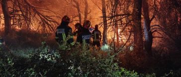 Prima misiune a pompierilor români în sprijinul autorităţilor franceze, pentru stingerea unui incendiu de pădure din sudul Franţei/ Intervenţia, îngreunată de vântul puternic, relieful accidentat şi vegetaţia foarte densă – FOTO