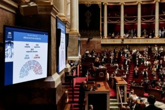 Parlamentul francez adoptă, după ani de dezbateri, ”ajutorul pentru a muri”