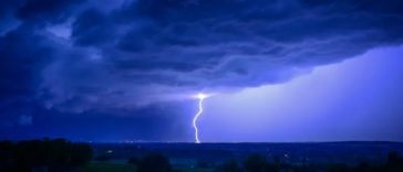 Doi morţi în Franţa, în furtuni violente care au provocat numeroase perturbări. Două camioane răsturnate de o minitornadă pe A72. Peste 50.000 de fulgere. Vii devastate de grindină