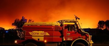 Pompierii se luptă să ţină sub control incendiile de vegetaţie din apropierea Madridului, în timp ce peste 160.000 de persoane au fost evacuate în Franţa şi Spania.