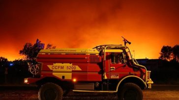 Pompierii se luptă să ţină sub control incendiile de vegetaţie din apropierea Madridului, în timp ce peste 160.000 de persoane au fost evacuate în Franţa şi Spania.