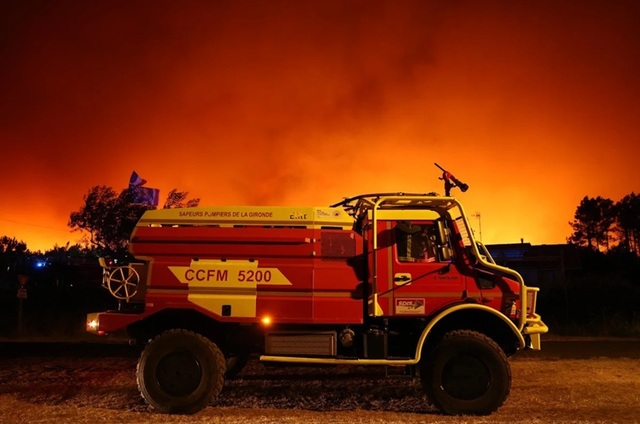 Pompierii se luptă să ţină sub control incendiile de vegetaţie din apropierea Madridului, în timp ce peste 160.000 de persoane au fost evacuate în Franţa şi Spania.