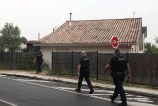 Un bărbat cunoscut poliţiei şi justiţiei, arestat în Franţa, suspectat de furtul a 44 de sticle de vin de calitate superioară dintr-o casă evacuată la Eysines, din cauza incendiului din Gironde