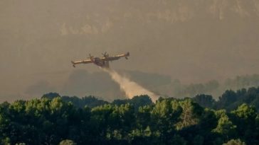 Premierul francez Sébastien Lecornu cere armatei să desfăşoare un avion de tip Airbus A400M împotriva incendiilor devastatoare din Gorinde şi Landes, cu o săptămână mai devreme decât era prevăzut, în urma unui scandal politic
