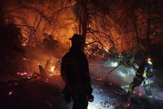 Pompierii români continuă misiunea de sprijin a autorităţilor franceze pentru stingerea incendiilor de pădure în sudul Franţei/ Cea mai recentă intervenţie a vizat un incendiu care risca să se extindă la mai multe gospodării