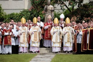 Fraternitatea tradiţionalistă Pius al X-lea consacră, în pofida opoziţiei Vaticanului, patru noi episcopi, doi francezi, un american şi un elveţian, excomunicaţi de facto