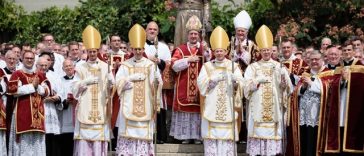 Fraternitatea tradiţionalistă Pius al X-lea consacră, în pofida opoziţiei Vaticanului, patru noi episcopi, doi francezi, un american şi un elveţian, excomunicaţi de facto