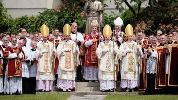 Fraternitatea tradiţionalistă Pius al X-lea consacră, în pofida opoziţiei Vaticanului, patru noi episcopi, doi francezi, un american şi un elveţian, excomunicaţi de facto