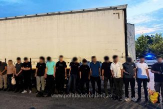 Un şofer turc care transporta ilegal 15 migranţi din Irak şi Iran a fost arestat preventiv de justiţia din România. Camionul acestuia se îndrepta către Belgia – FOTO