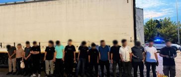 Un şofer turc care transporta ilegal 15 migranţi din Irak şi Iran a fost arestat preventiv de justiţia din România. Camionul acestuia se îndrepta către Belgia – FOTO
