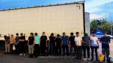 Un şofer turc care transporta ilegal 15 migranţi din Irak şi Iran a fost arestat preventiv de justiţia din România. Camionul acestuia se îndrepta către Belgia – FOTO