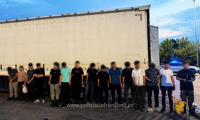 Un şofer turc care transporta ilegal 15 migranţi din Irak şi Iran a fost arestat preventiv de justiţia din România. Camionul acestuia se îndrepta către Belgia – FOTO