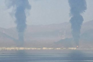 Emiratele Arabe Unite afirmă că două dintre petrolierele sale au fost lovite de rachete iraniene, un membru al echipajului pierzându-şi viaţa