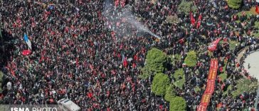 Cortegiul funerar care transportă sicriul lui Ali Khamenei a ajuns în Mashhad, unde fostul lider suprem al Iranului va fi înmormântat. Cei care îl plâng au afişat bannere uriaşe pe care scrie „Îl vom ucide pe Trump” – VIDEO