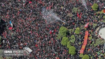 Cortegiul funerar care transportă sicriul lui Ali Khamenei a ajuns în Mashhad, unde fostul lider suprem al Iranului va fi înmormântat. Cei care îl plâng au afişat bannere uriaşe pe care scrie „Îl vom ucide pe Trump” – VIDEO