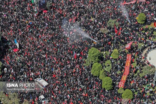Cortegiul funerar care transportă sicriul lui Ali Khamenei a ajuns în Mashhad, unde fostul lider suprem al Iranului va fi înmormântat. Cei care îl plâng au afişat bannere uriaşe pe care scrie „Îl vom ucide pe Trump” – VIDEO