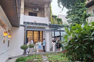 Un nou spaţiu expoziţional a fost deschis într-o vilă interbelică din Bucureşti/ Artista americană Catherine Webb şi-a prezentat lucrările inspirate de locurile şi prietenii din România/ FOTO