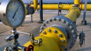 Peste 150 de consumatori din sectorul 6 al Capitalei au rămas fără gaze naturale, după ce Distrigaz Sud Reţele a oprit furnizarea din cauza unor defecţiuni la instalaţia comună a blocului