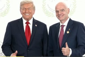 Fotbal: 50 de europarlamentari cer o anchetă privind Premiul FIFA pentru Pace acordat de Gianni Infantino lui Donald Trump