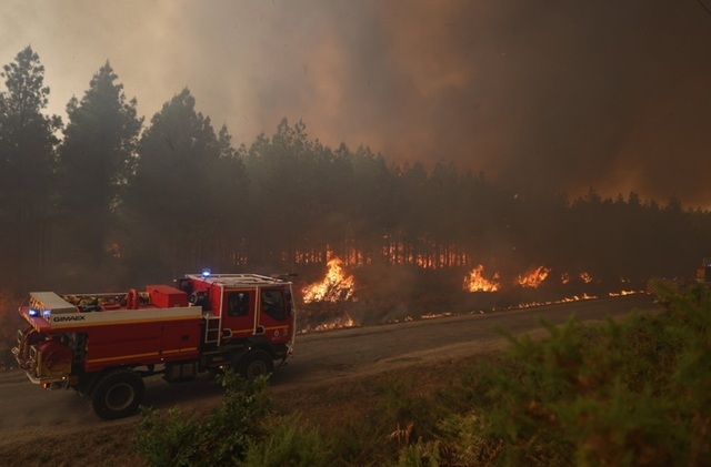 Incendiul din Gironde a fost ”stabilizat”, dar nu ”controlat”, anunţă ministrul francez de Interne Laurent Nunez şi îndeamnă la ”prudenţă” cu o zi înaintea intrării Franţei într-o nouă caniculă. 80 de pompieri, răniţi începând de miercuri