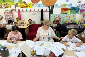 România are cei mai mulţi copii din UE care nu sunt cuprinşi în educaţia preşcolară/ Salvaţi Copiii România dă startul celei de-a 29-a ediţii a Grădiniţelor şi şcolilor de vară şi duce Şcoala mobilă în comunităţile vulnerabile