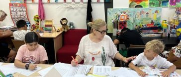 România are cei mai mulţi copii din UE care nu sunt cuprinşi în educaţia preşcolară/ Salvaţi Copiii România dă startul celei de-a 29-a ediţii a Grădiniţelor şi şcolilor de vară şi duce Şcoala mobilă în comunităţile vulnerabile
