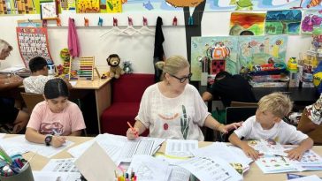 România are cei mai mulţi copii din UE care nu sunt cuprinşi în educaţia preşcolară/ Salvaţi Copiii România dă startul celei de-a 29-a ediţii a Grădiniţelor şi şcolilor de vară şi duce Şcoala mobilă în comunităţile vulnerabile