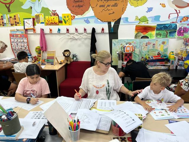 România are cei mai mulţi copii din UE care nu sunt cuprinşi în educaţia preşcolară/ Salvaţi Copiii România dă startul celei de-a 29-a ediţii a Grădiniţelor şi şcolilor de vară şi duce Şcoala mobilă în comunităţile vulnerabile